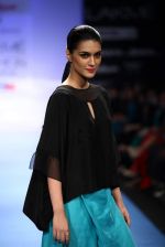 Model walk the ramp for Wendell Rodericks show at Lakme Fashion Week Day 2 on 4th Aug 2012 (17).JPG